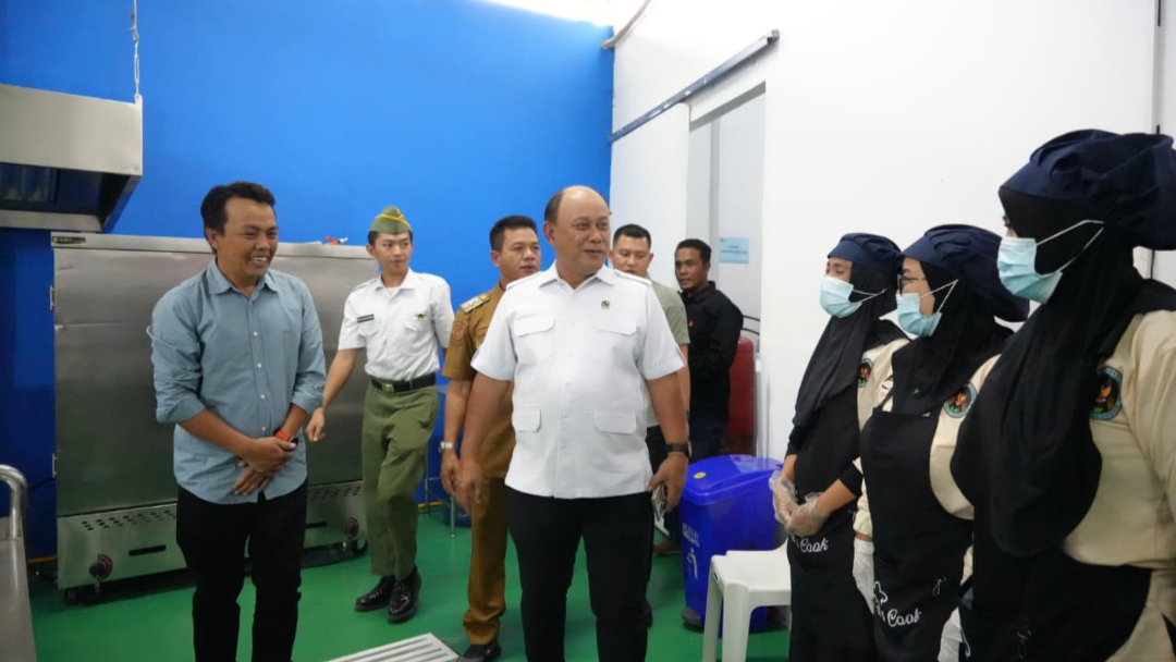 Dorong Ekonomi Rakyat melalui MBG, Kepala BGN Sarolangun Pantau SPPG di Bandung